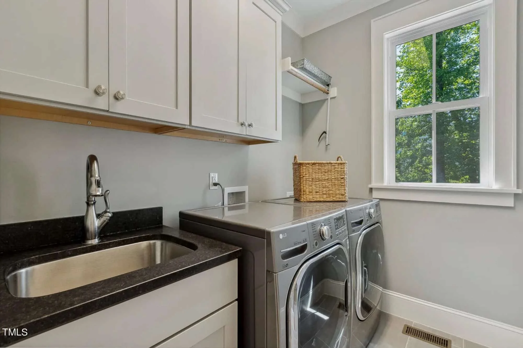 Elegant Craftsman house Plan with Spacious Floor Designs