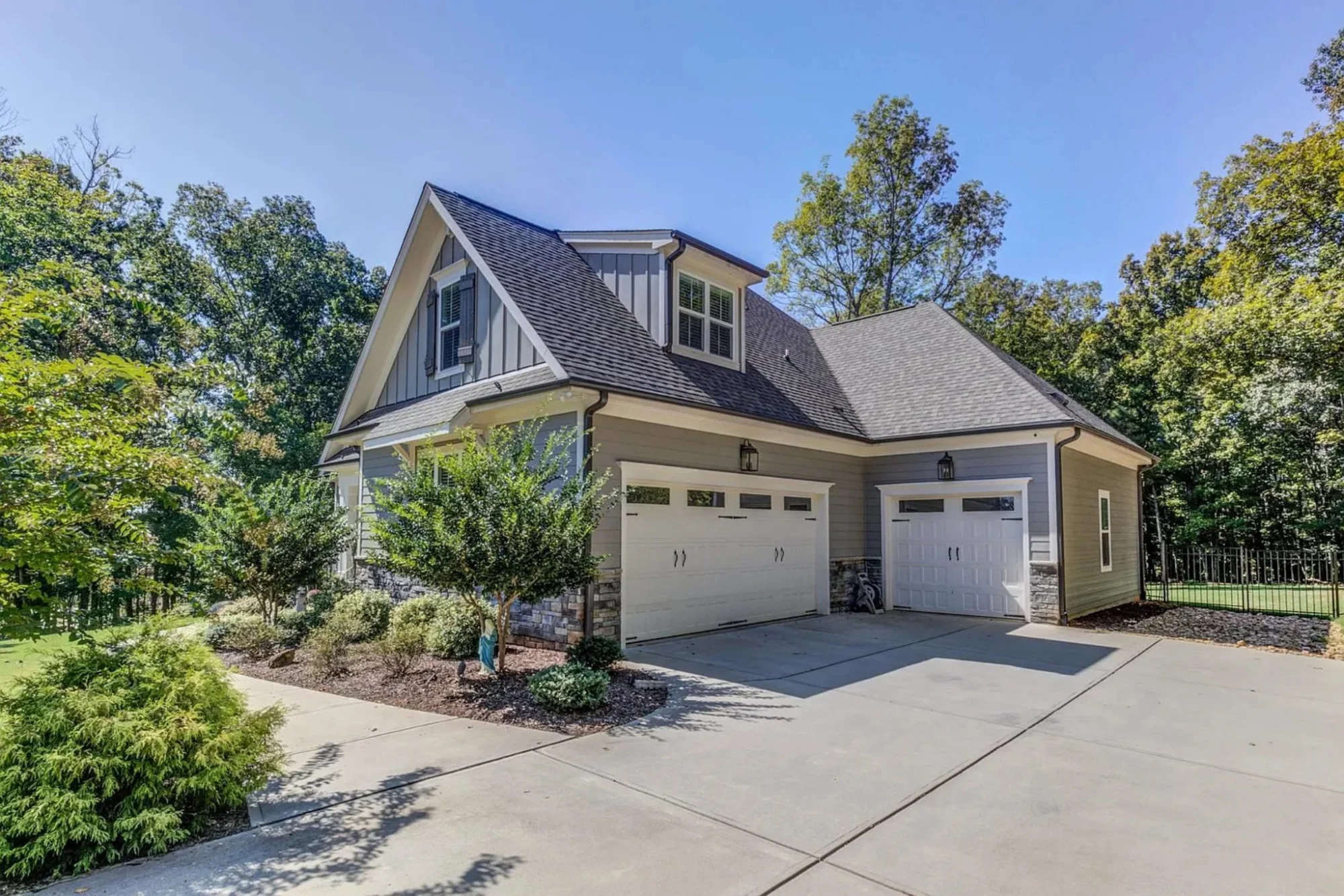 Spacious house Plan with Open Floor Plan and Unique Designs