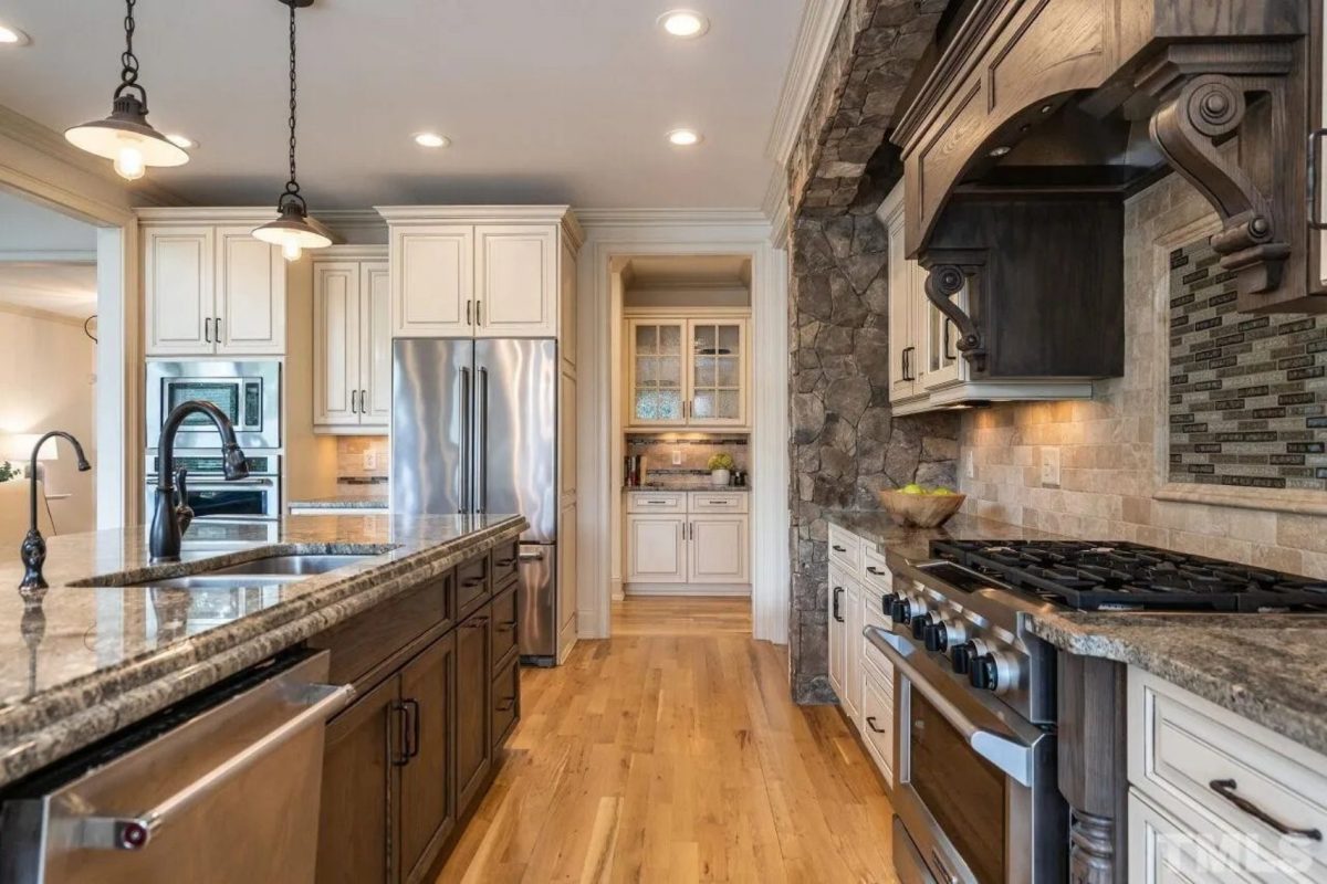 Custom house Blueprint with 4 Beds, 4.5 Baths, Open Floor Plan Designs