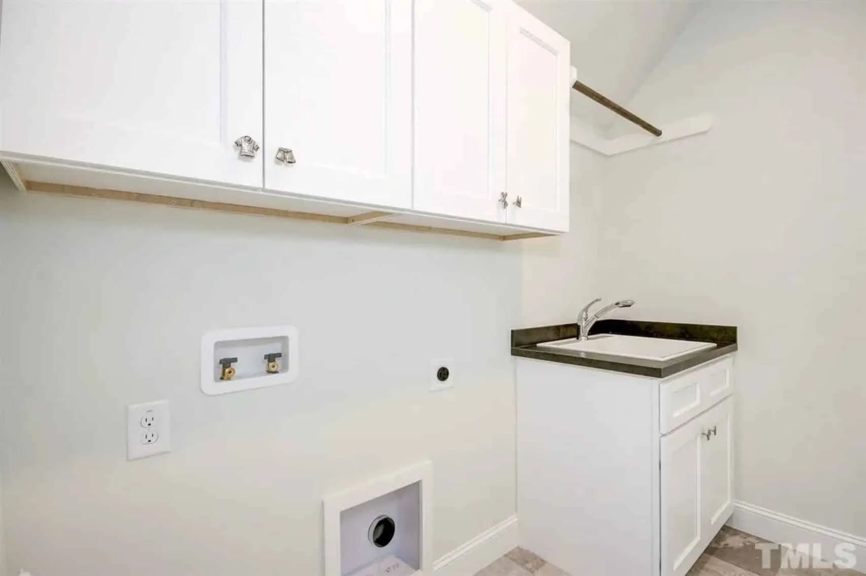 Spacious 5-Bedroom house Plan with Detailed CAD Designs