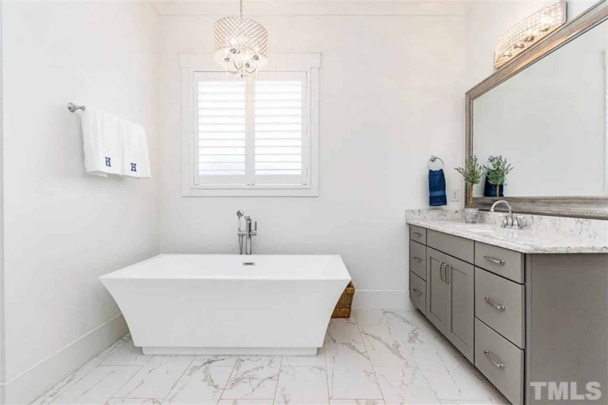 Beautiful 2-Story house Blueprint with 5 Bedrooms & 3-Car Garage