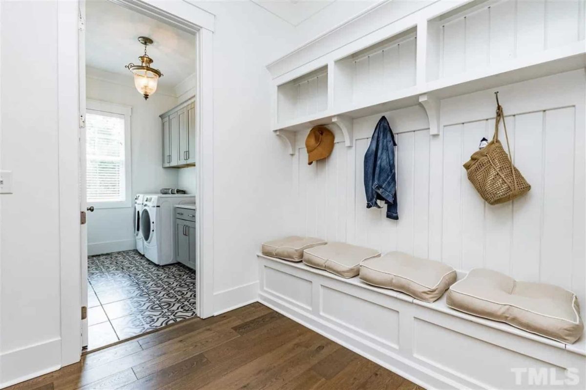 Beautiful 2-Story house Blueprint with 5 Bedrooms & 3-Car Garage