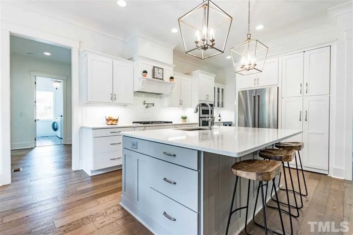 Beautiful 2-Story house Blueprint with 5 Bedrooms & 3-Car Garage