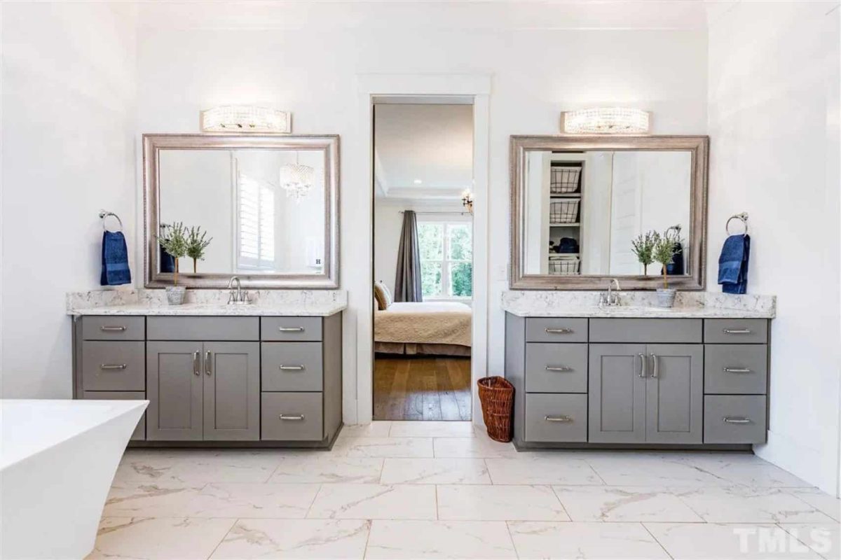 Beautiful 2-Story house Blueprint with 5 Bedrooms & 3-Car Garage