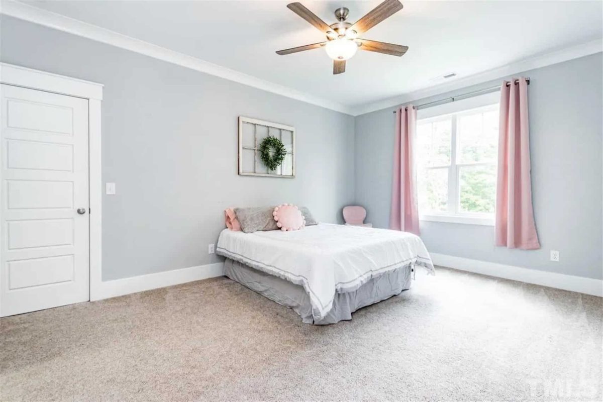 Beautiful 2-Story house Blueprint with 5 Bedrooms & 3-Car Garage