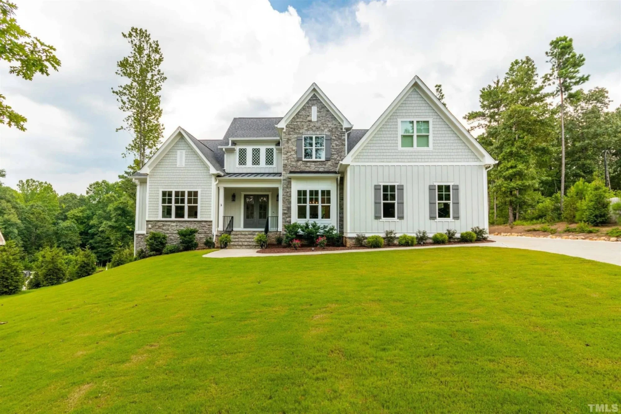 Beautiful 2-Story house Blueprint with 5 Bedrooms & 3-Car Garage