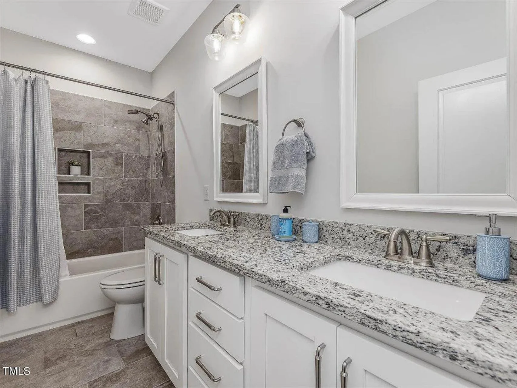 Traditional Craftsman house Plan with 4 Bedrooms and CAD Designs