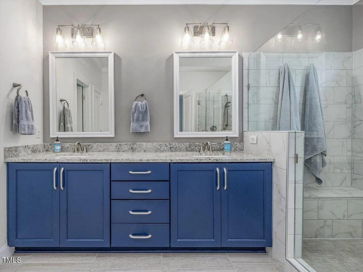 Traditional Craftsman house Plan with 4 Bedrooms and CAD Designs