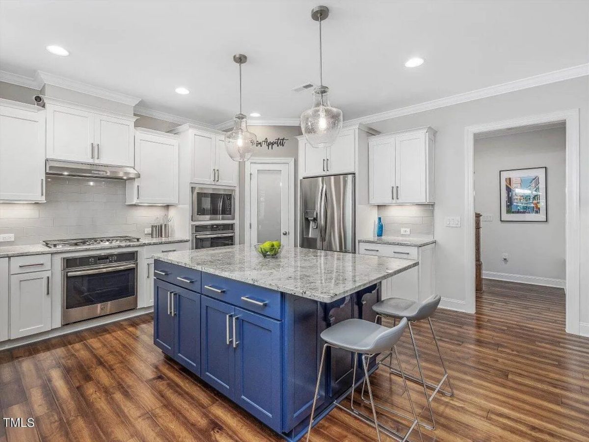 Traditional Craftsman house Plan with 4 Bedrooms and CAD Designs