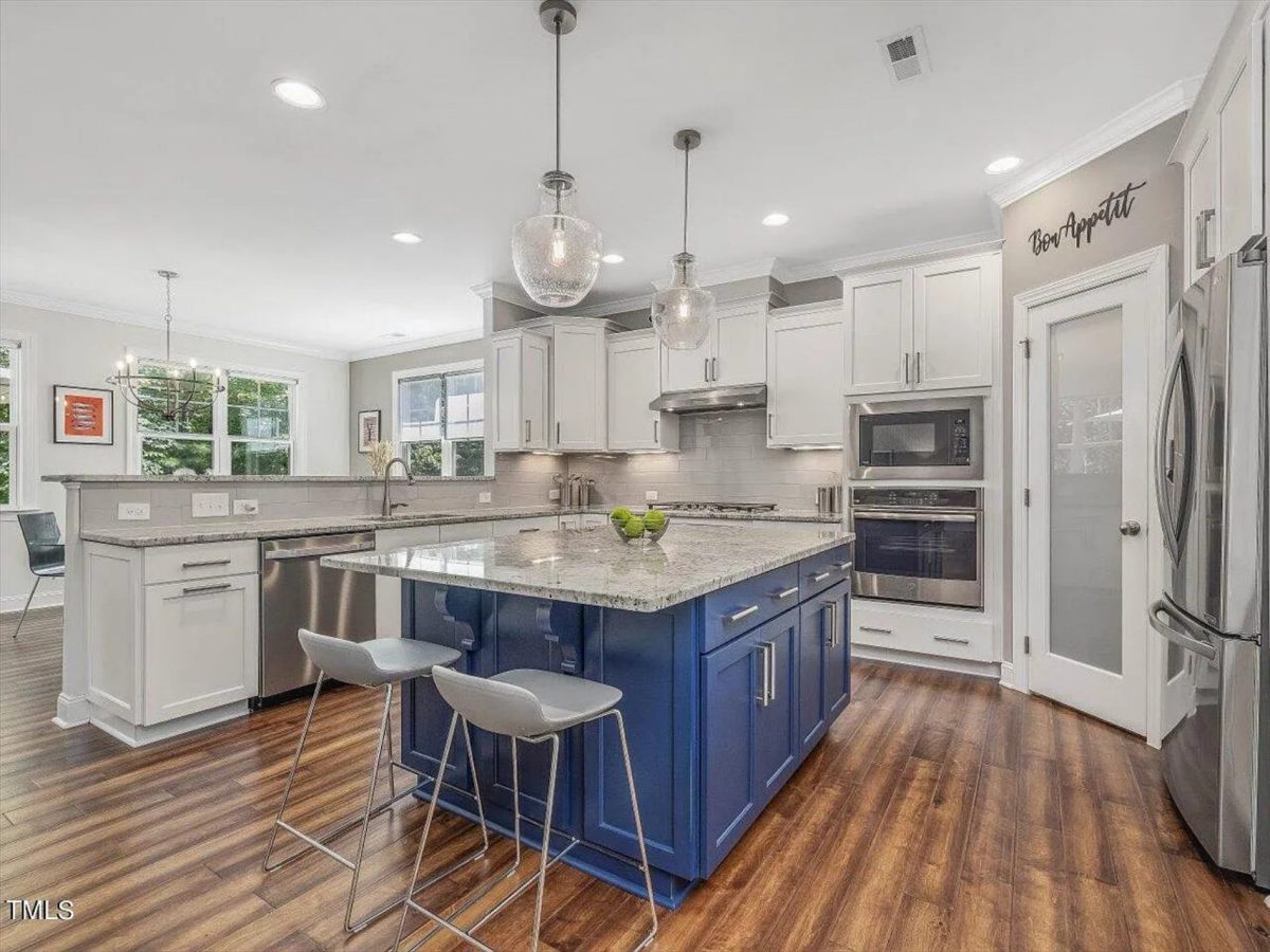 Traditional Craftsman house Plan with 4 Bedrooms and CAD Designs