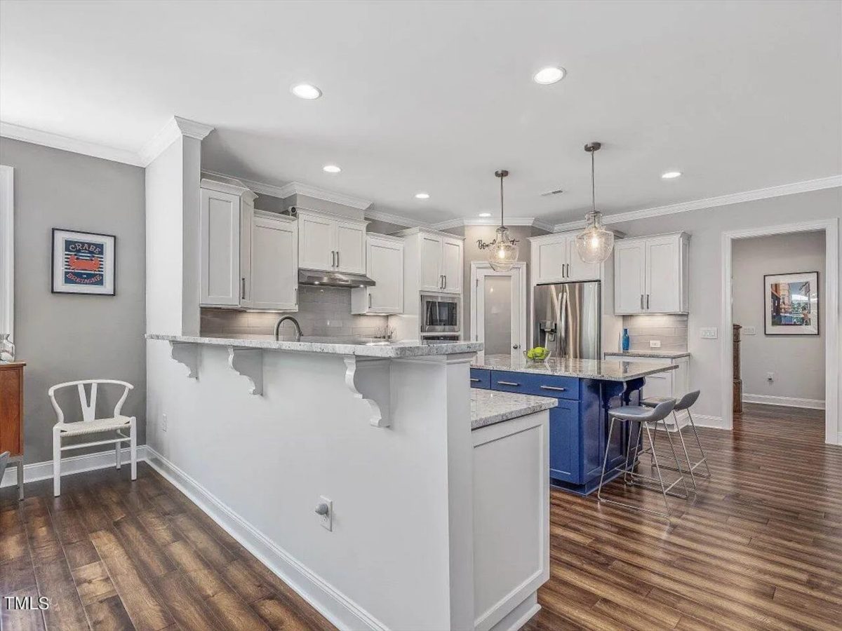 Traditional Craftsman house Plan with 4 Bedrooms and CAD Designs