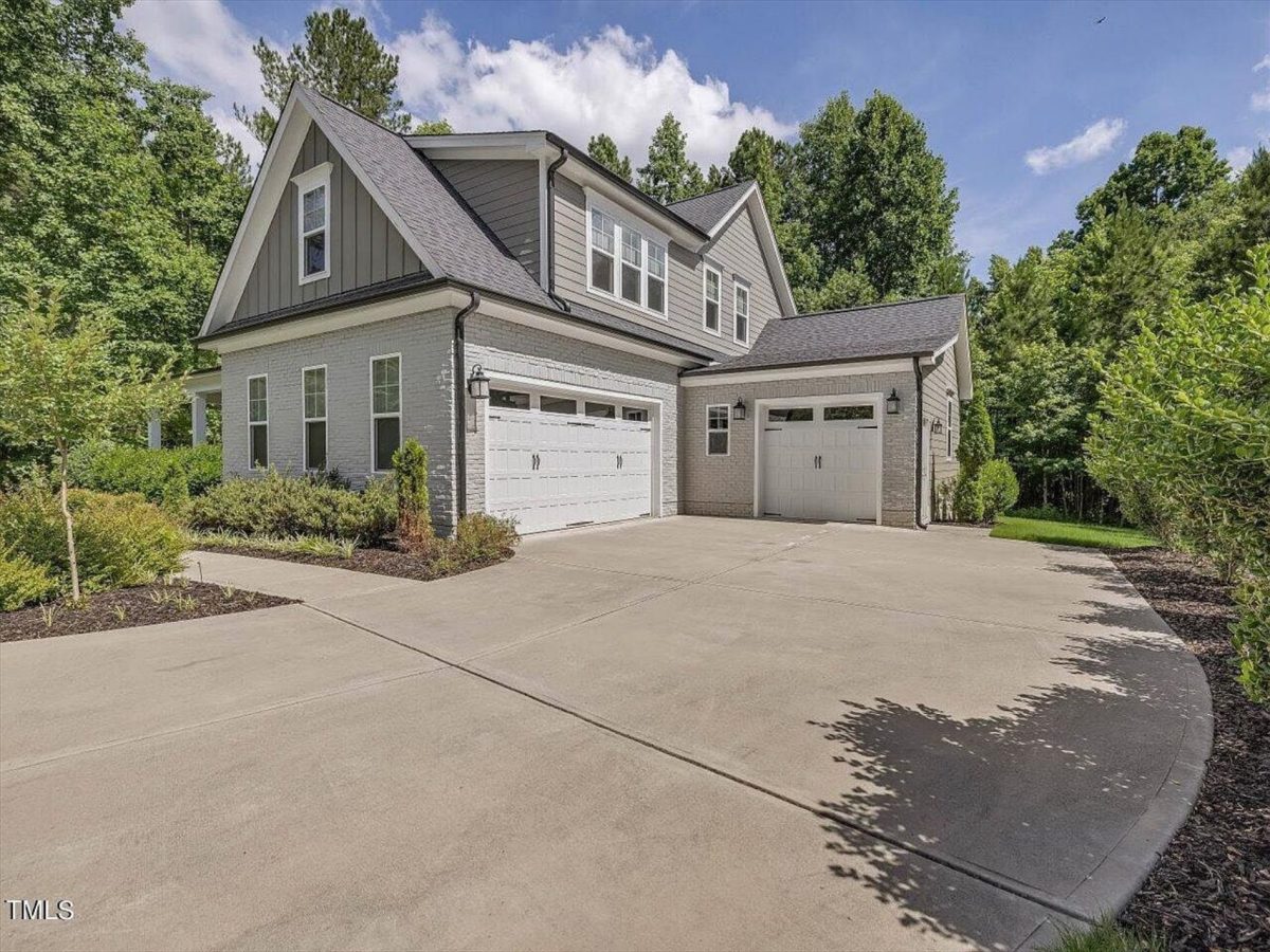 Traditional Craftsman house Plan with 4 Bedrooms and CAD Designs