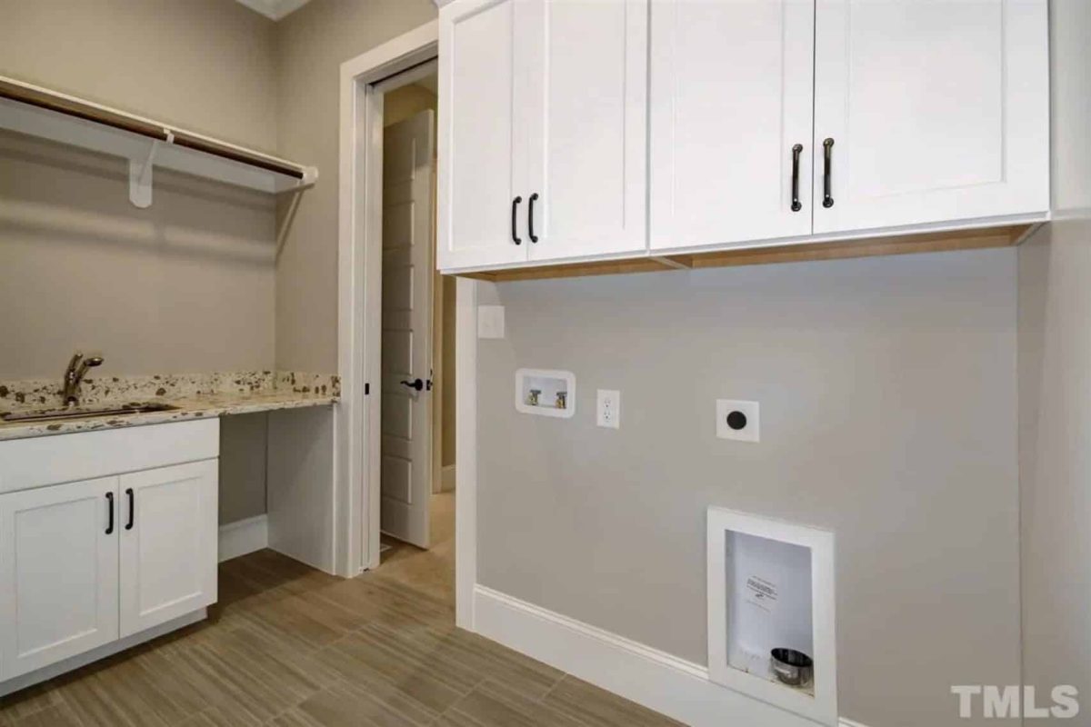 Spacious Traditional Craftsman house Plan with Detailed Blueprint