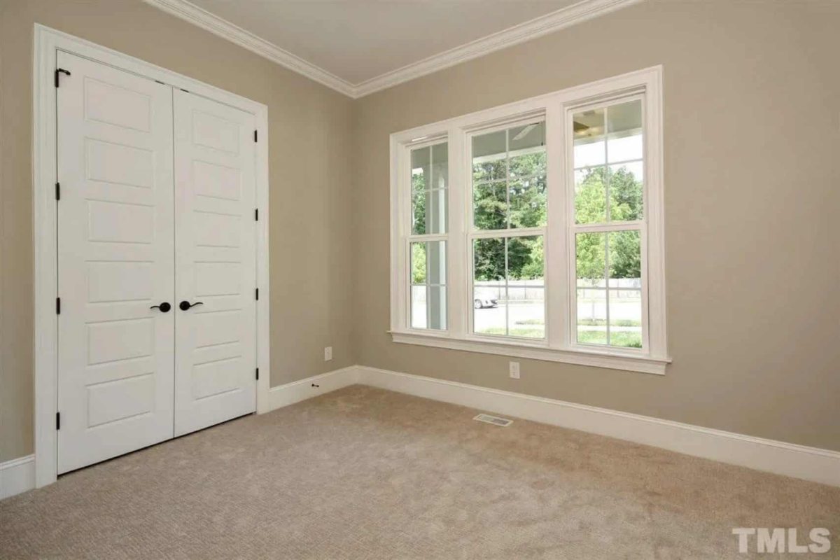 Spacious Traditional Craftsman house Plan with Detailed Blueprint