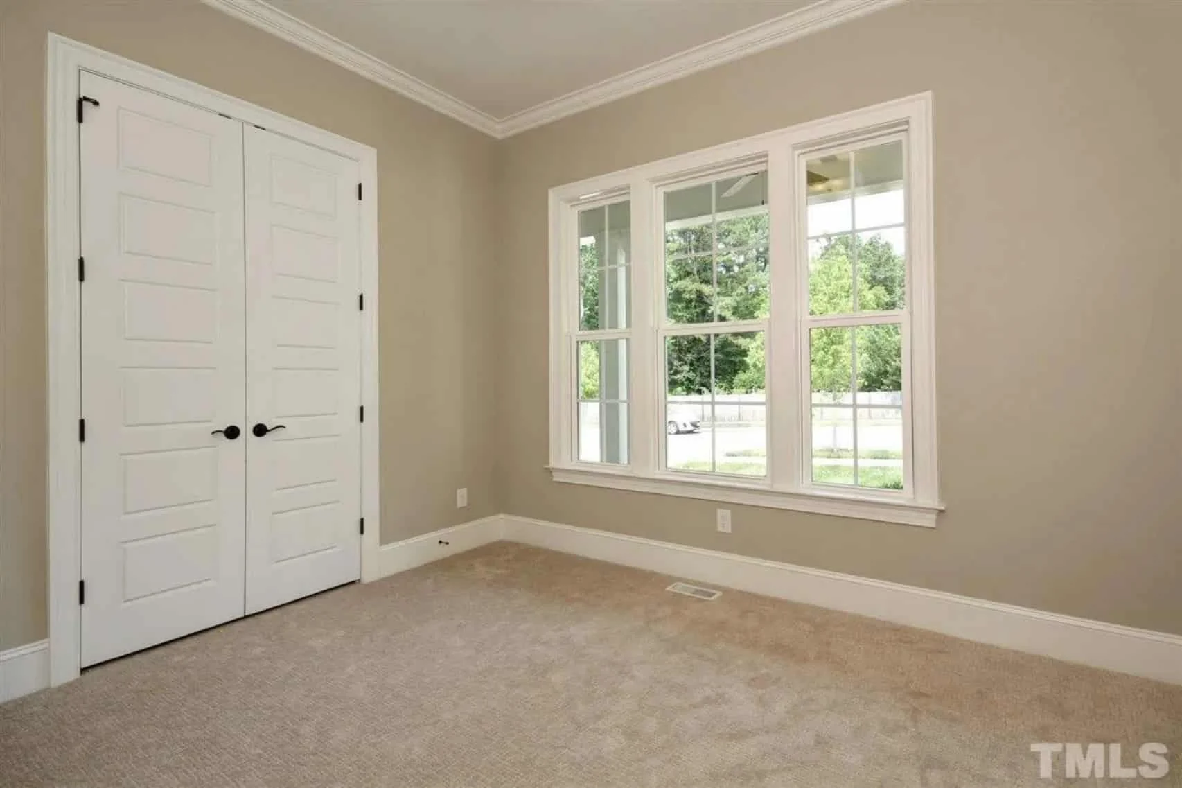 Spacious Traditional Craftsman house Plan with Detailed Blueprint