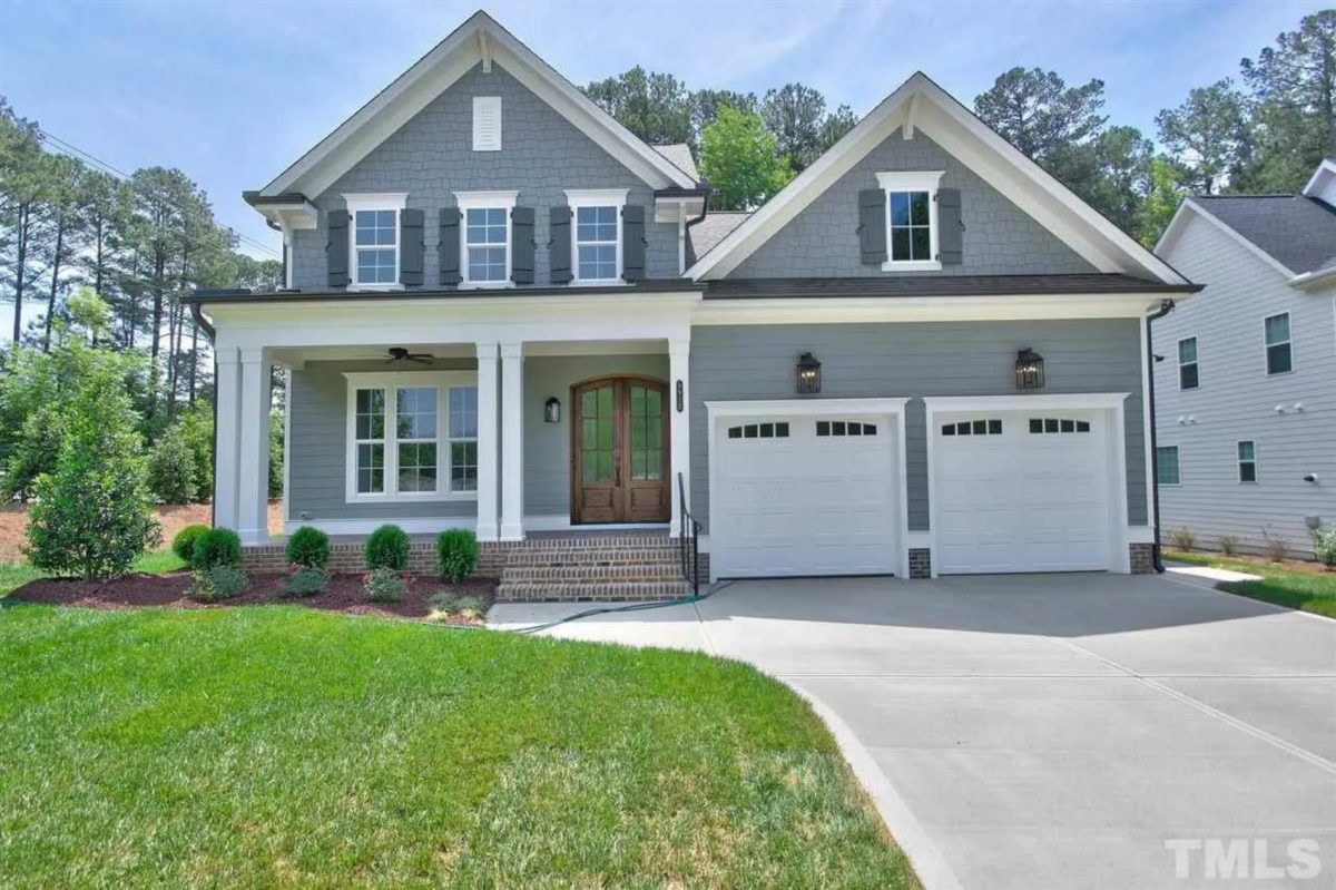 Spacious Traditional Craftsman house Plan with Detailed Blueprint