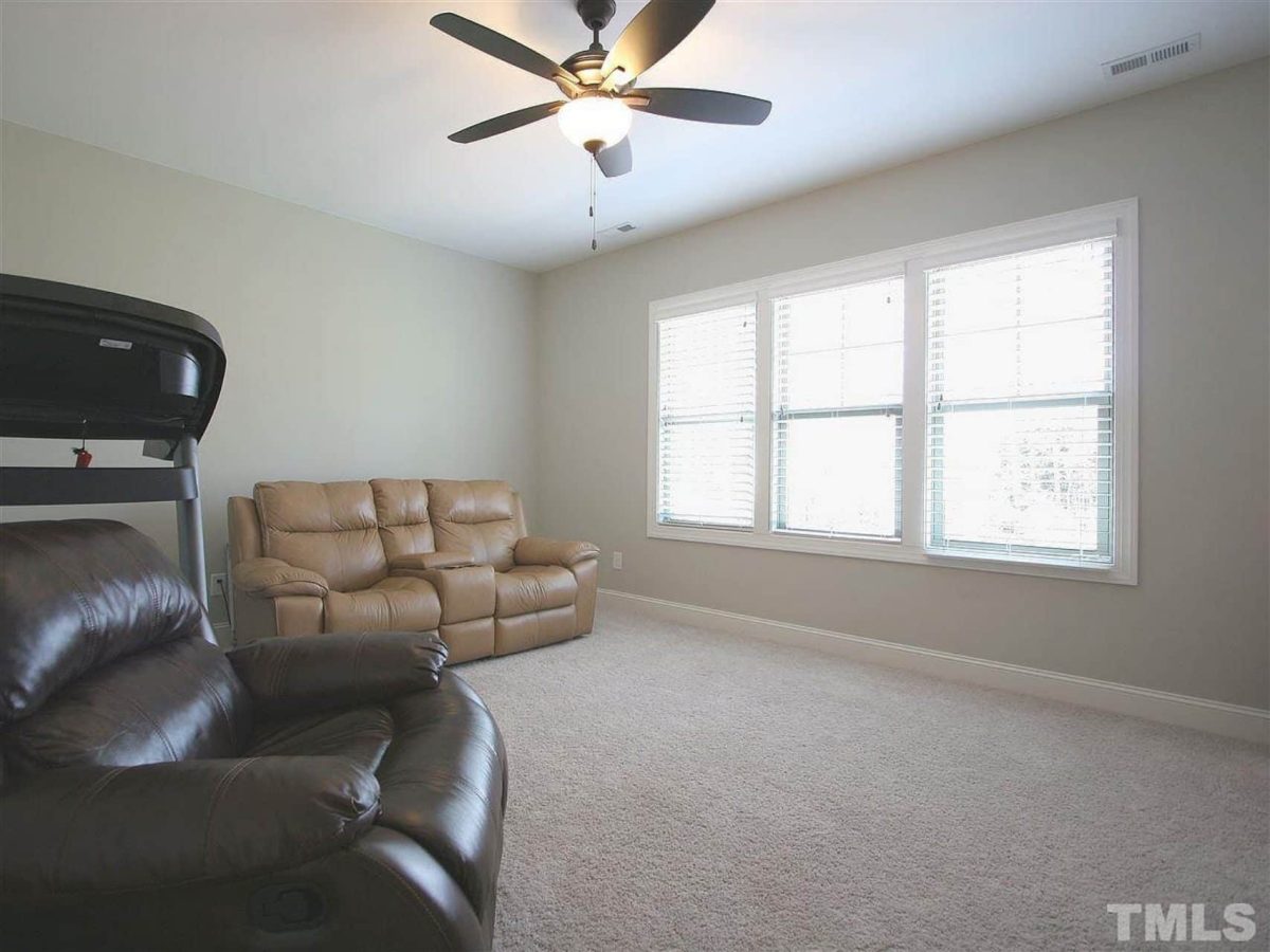 Traditional Craftsman house Plan with Spacious Floor and Garage