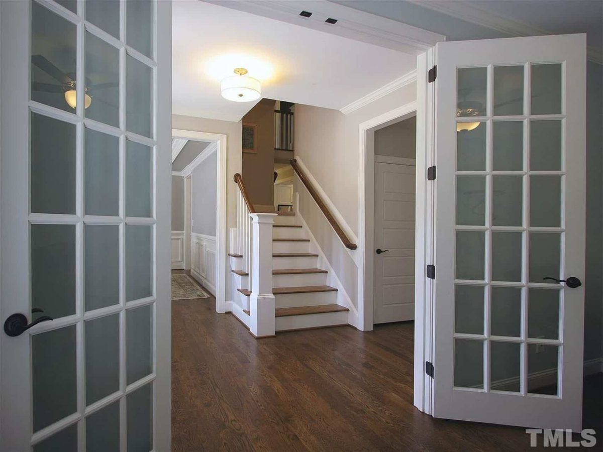 Traditional Craftsman house Plan with Spacious Floor and Garage