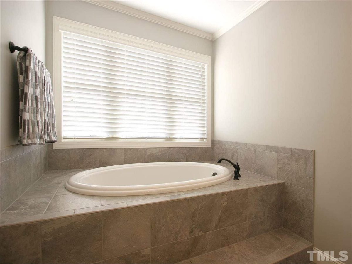 Traditional Craftsman house Plan with Spacious Floor and Garage