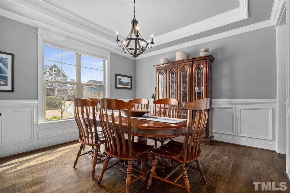 Traditional Craftsman house Plan with Spacious Floor and Garage