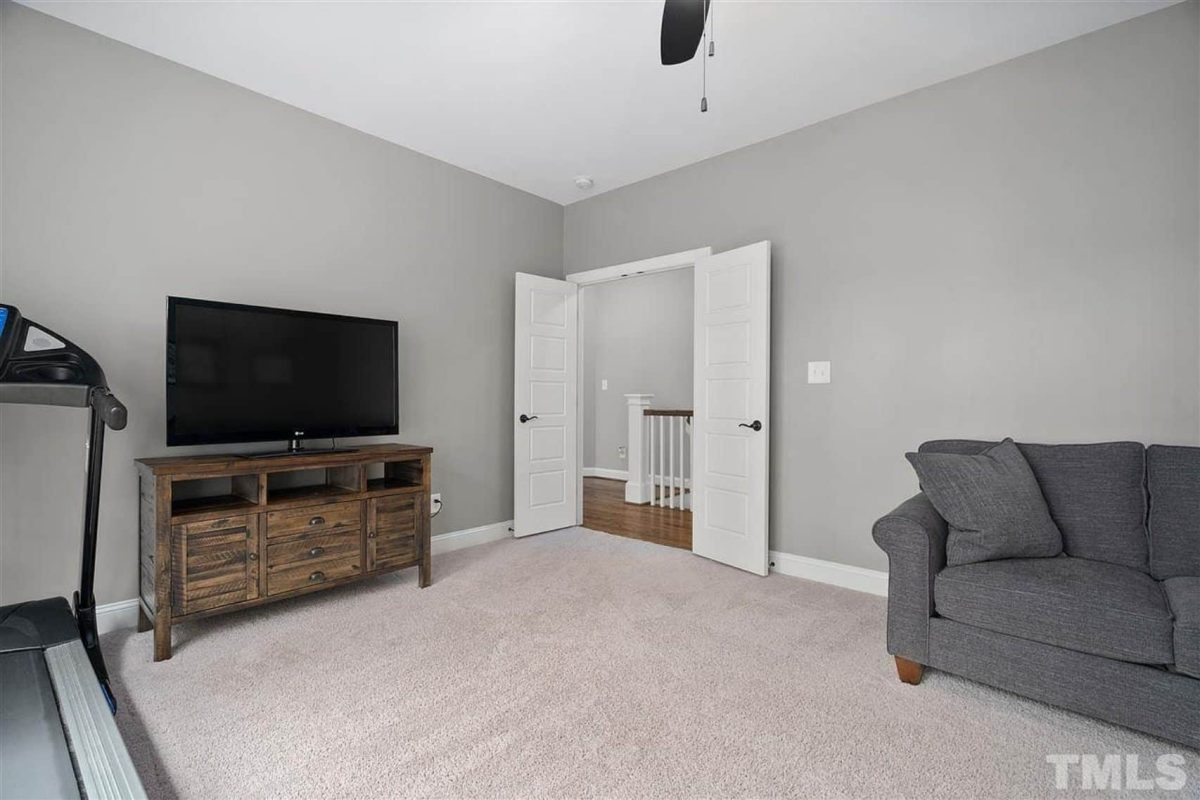 Traditional Craftsman house Plan with Spacious Floor and Garage