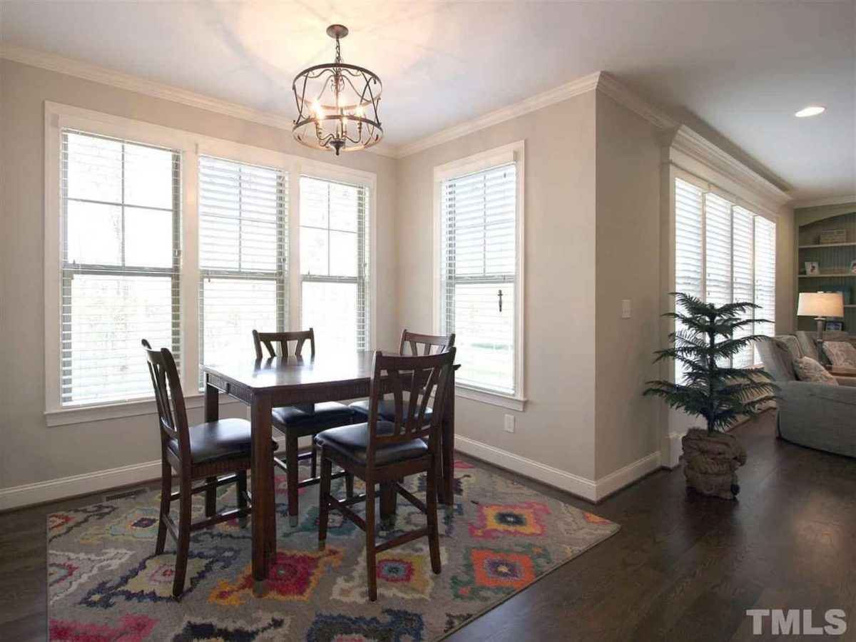 Traditional Craftsman house Plan with Spacious Floor and Garage