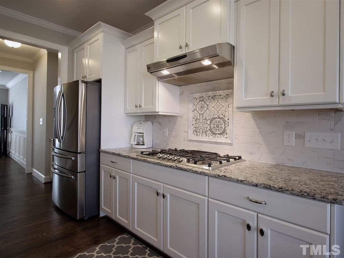 Traditional Craftsman house Plan with Spacious Floor and Garage