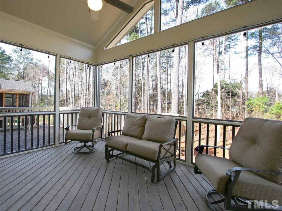 Traditional Craftsman house Plan with Spacious Floor and Garage