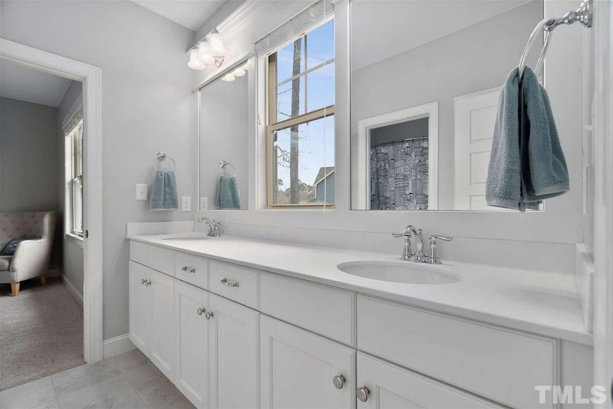 Traditional Craftsman house Plan with Spacious Floor and Garage