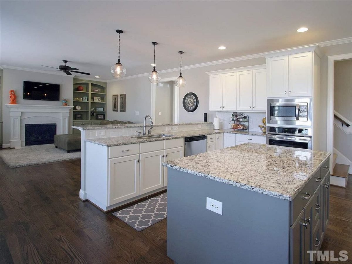 Traditional Craftsman house Plan with Spacious Floor and Garage