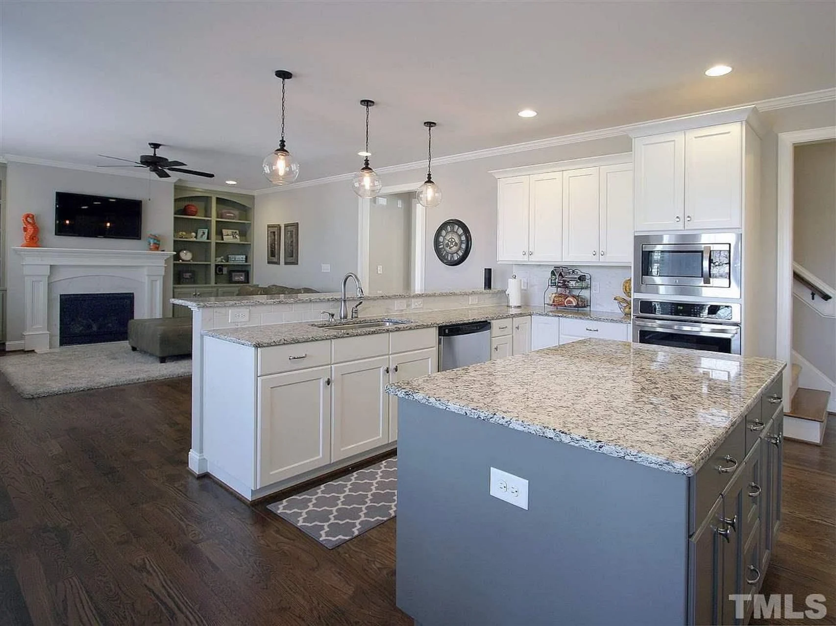 Traditional Craftsman house Plan with Spacious Floor and Garage