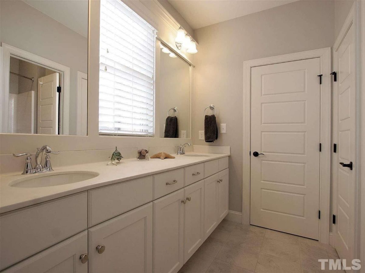 Traditional Craftsman house Plan with Spacious Floor and Garage