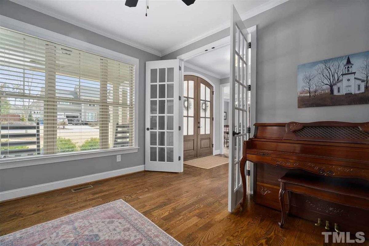 Traditional Craftsman house Plan with Spacious Floor and Garage