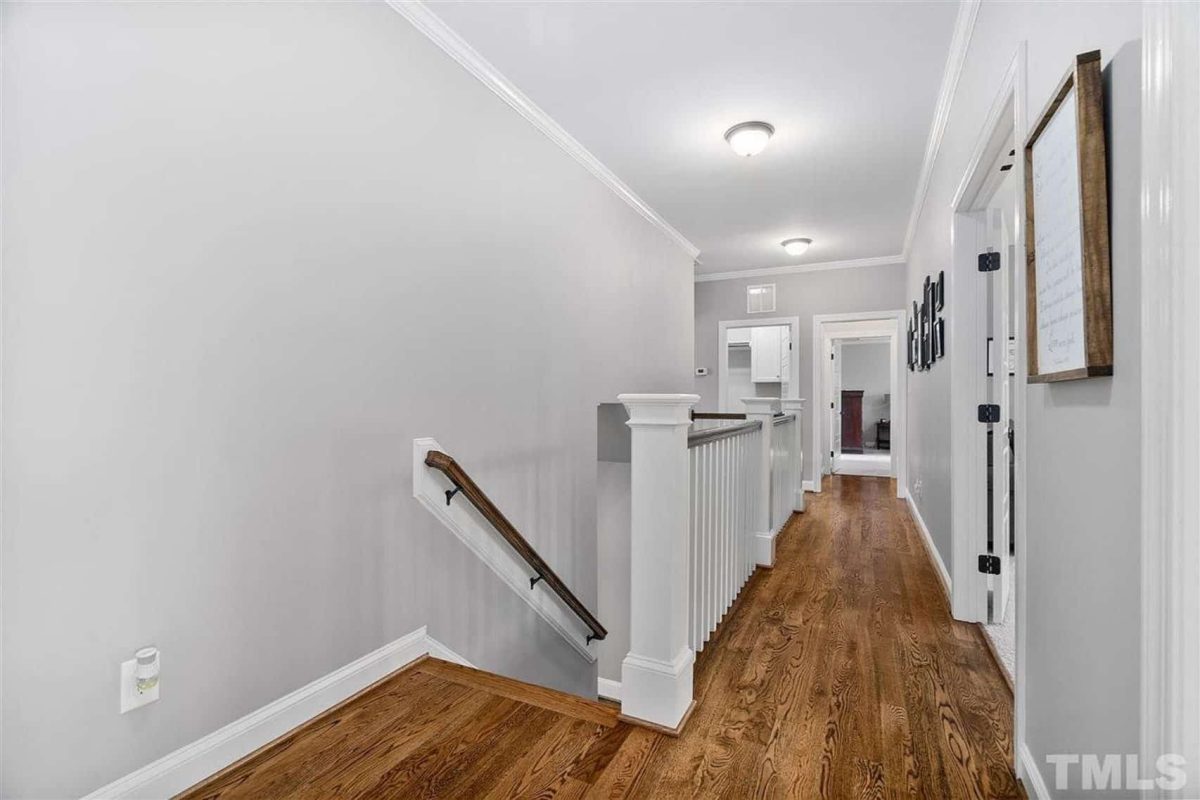 Traditional Craftsman house Plan with Spacious Floor and Garage