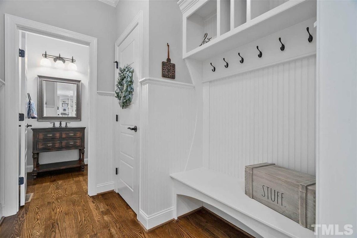 Traditional Craftsman house Plan with Spacious Floor and Garage