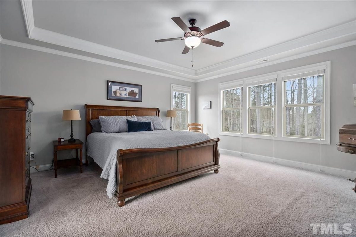 Traditional Craftsman house Plan with Spacious Floor and Garage