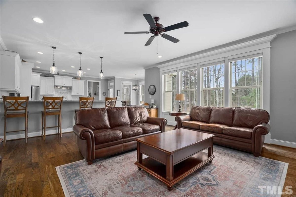 Traditional Craftsman house Plan with Spacious Floor and Garage