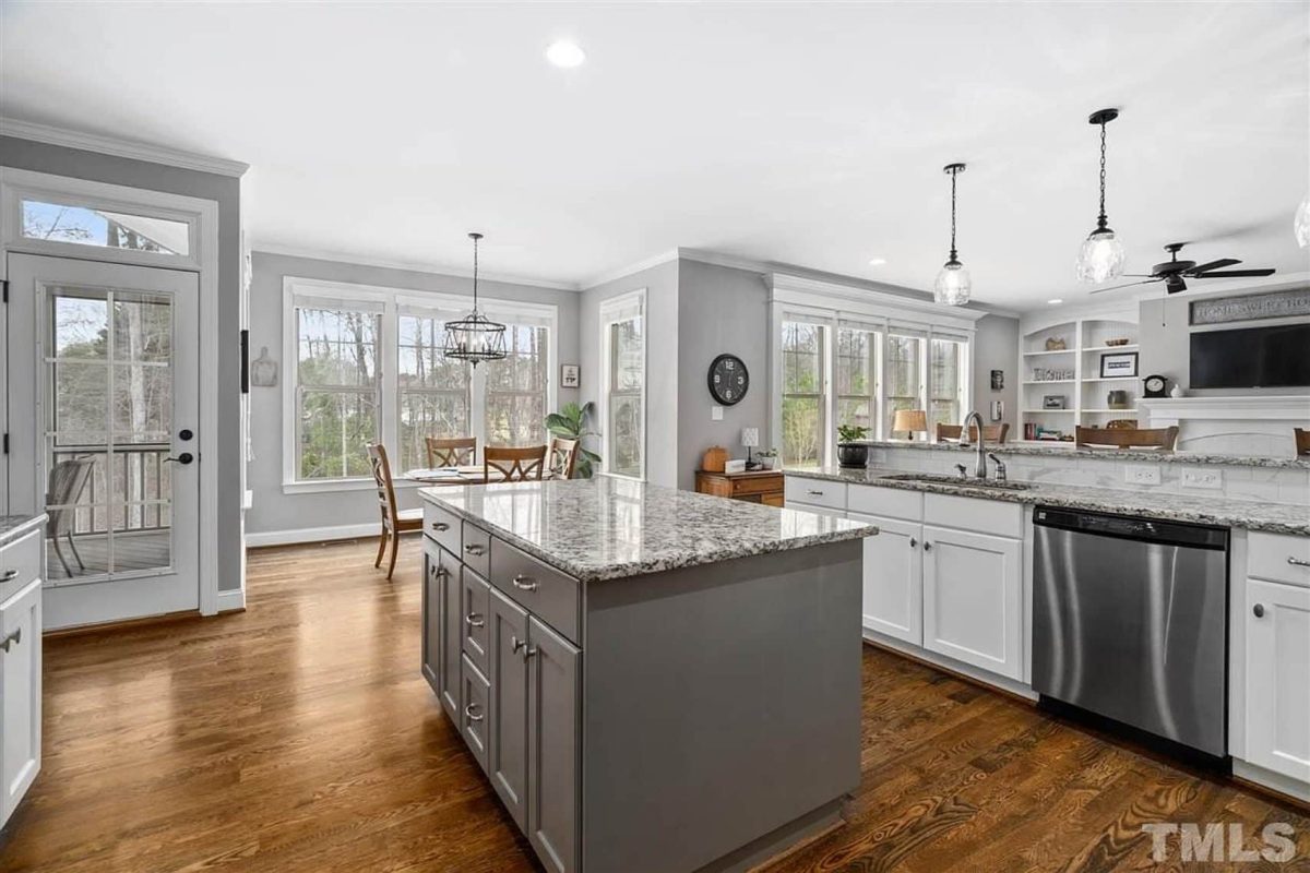 Traditional Craftsman house Plan with Spacious Floor and Garage