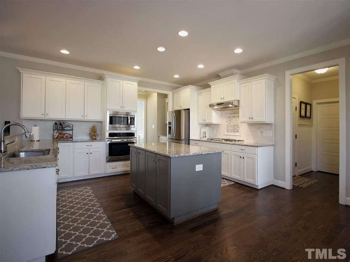 Traditional Craftsman house Plan with Spacious Floor and Garage