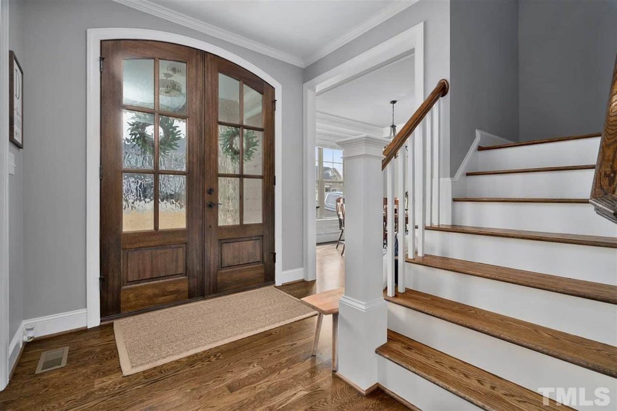 Traditional Craftsman house Plan with Spacious Floor and Garage