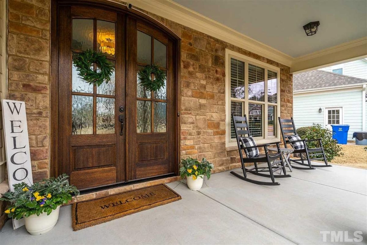 Traditional Craftsman house Plan with Spacious Floor and Garage