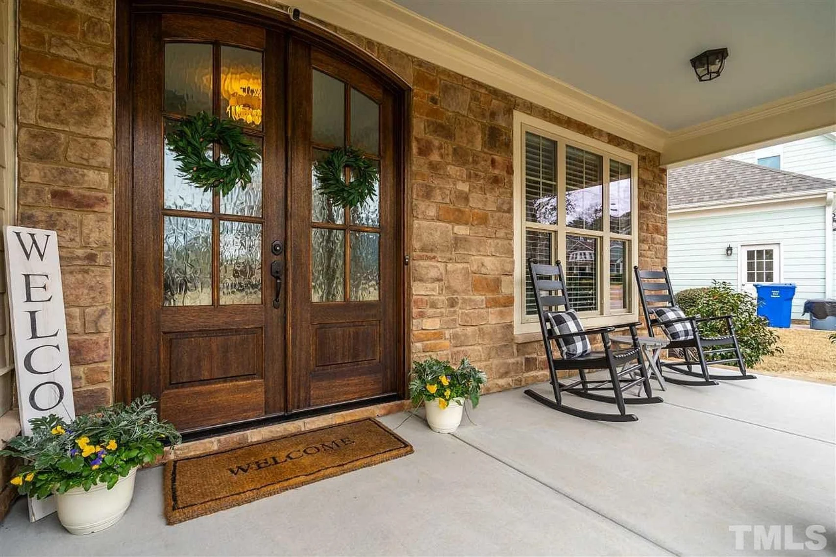 Traditional Craftsman house Plan with Spacious Floor and Garage