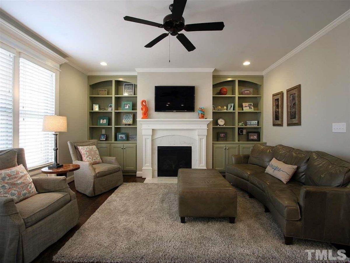 Traditional Craftsman house Plan with Spacious Floor and Garage