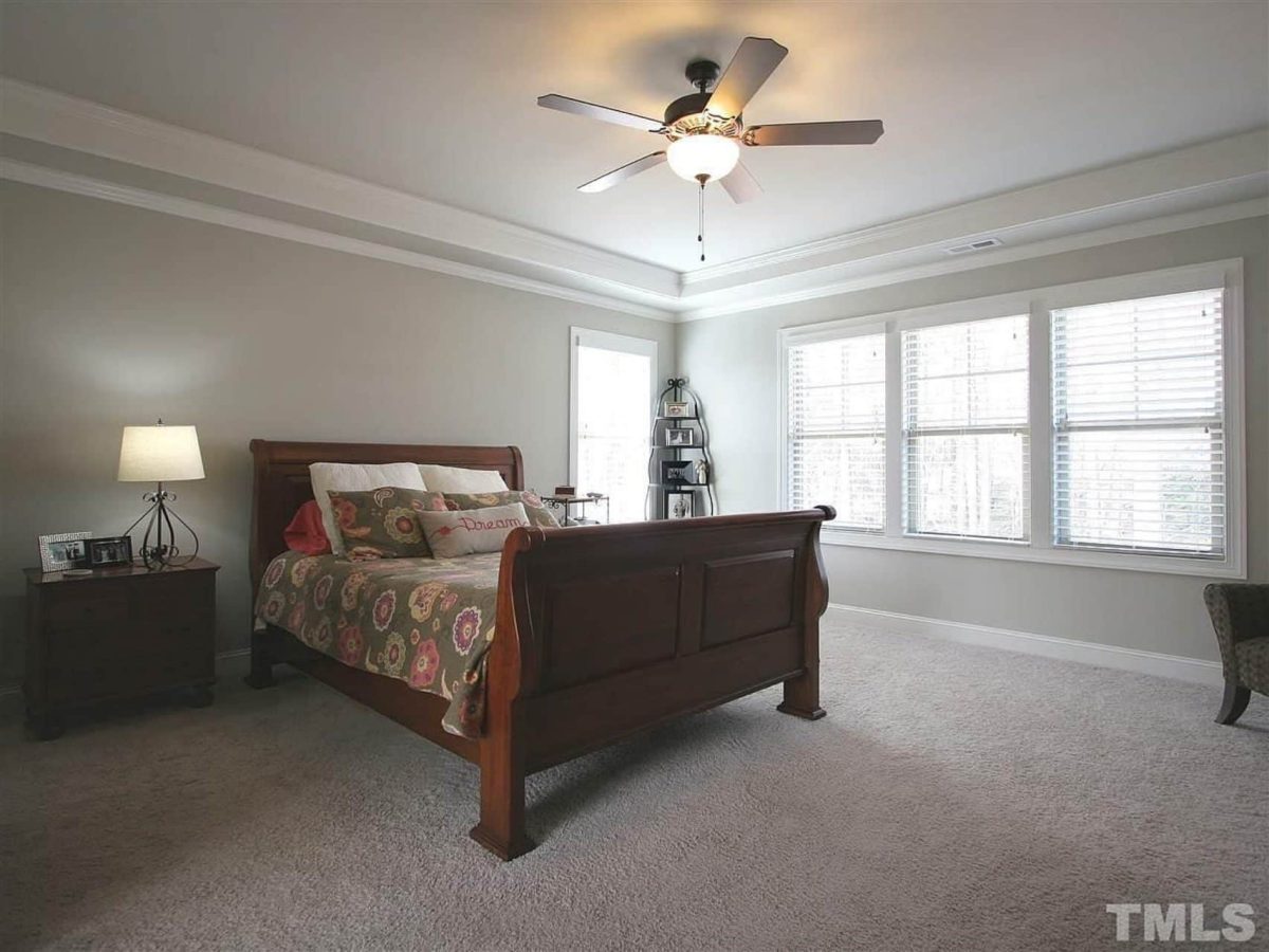 Traditional Craftsman house Plan with Spacious Floor and Garage