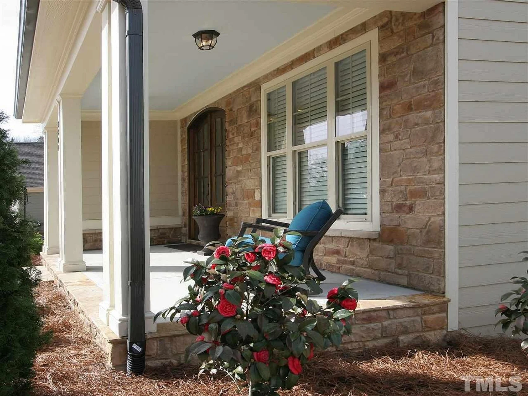 Traditional Craftsman house Plan with Spacious Floor and Garage