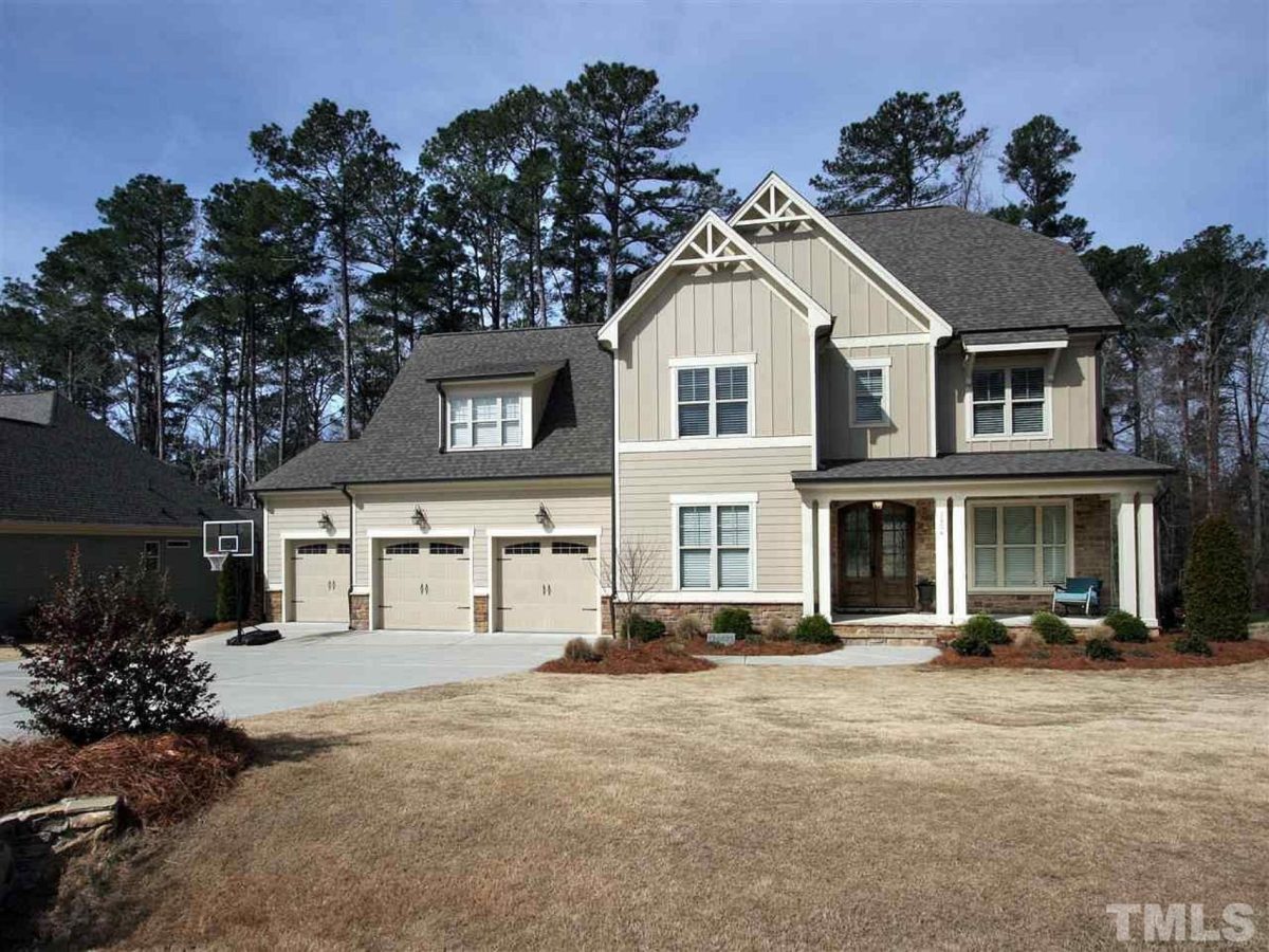 Traditional Craftsman house Plan with Spacious Floor and Garage