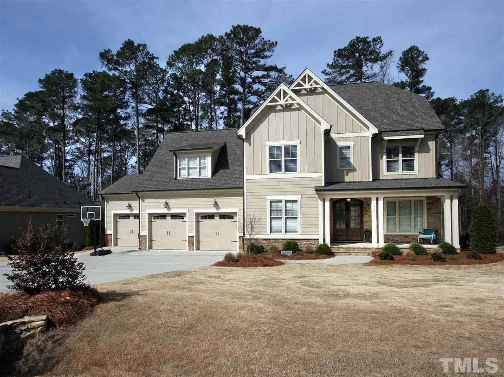 Traditional Craftsman house Plan with Spacious Floor and Garage