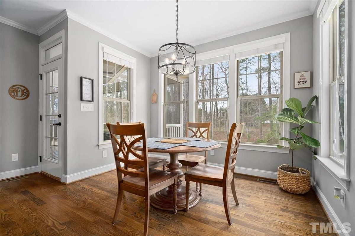 Traditional Craftsman house Plan with Spacious Floor and Garage