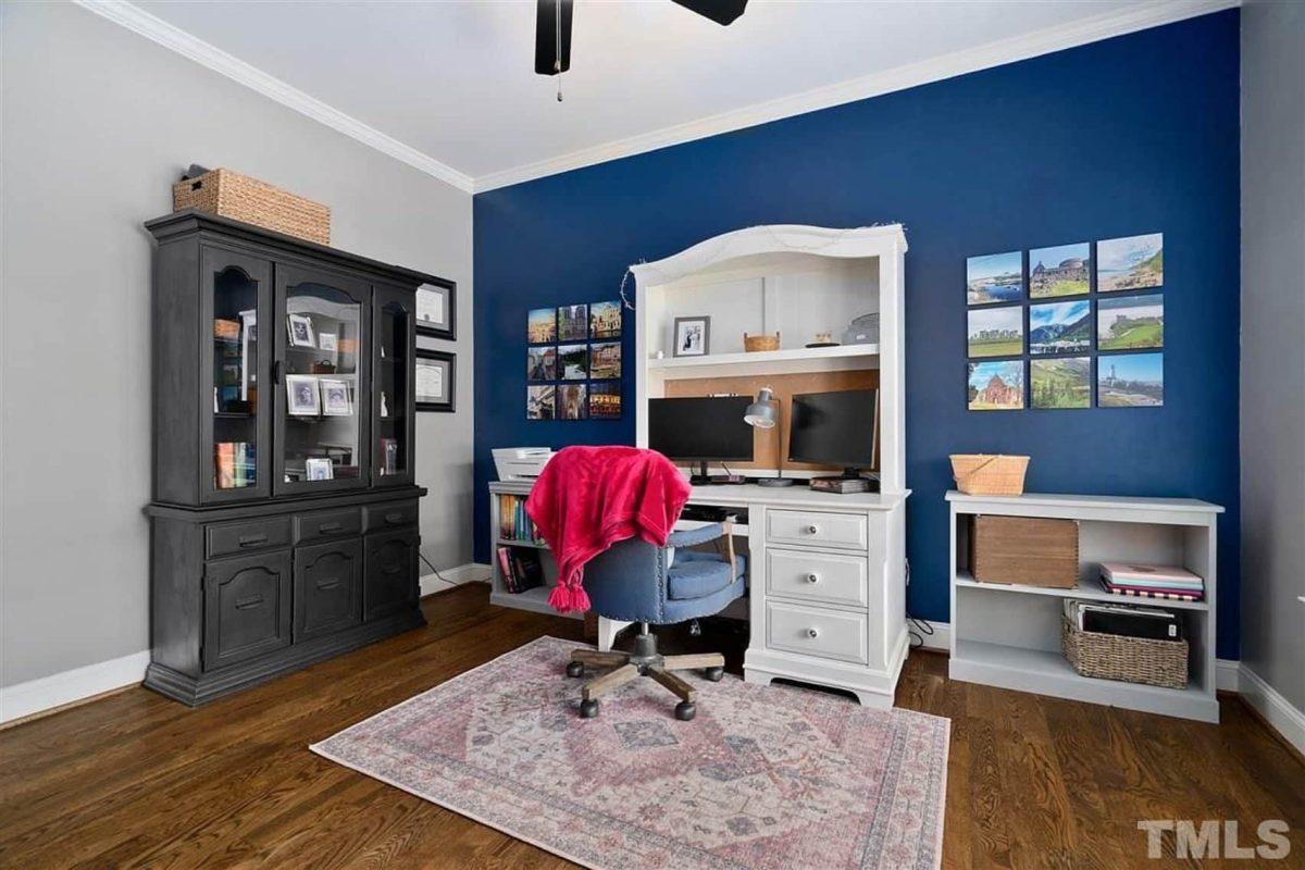 Traditional Craftsman house Plan with Spacious Floor and Garage