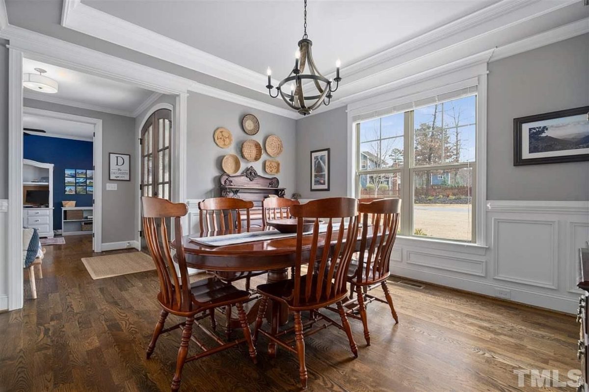 Traditional Craftsman house Plan with Spacious Floor and Garage